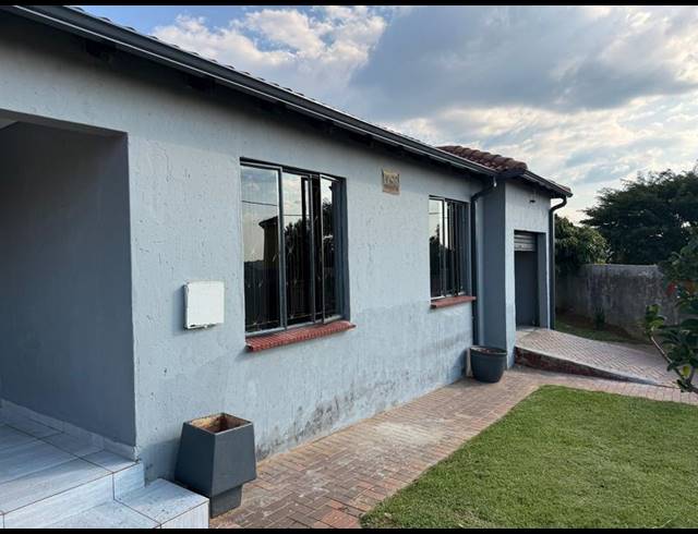 3 BEDROOM HOUSE FOR SALE IN COSMO CITY